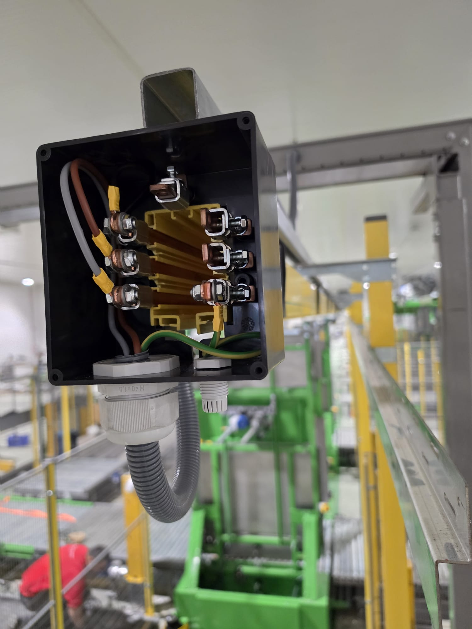 Sala técnica con cuadros eléctricos industriales